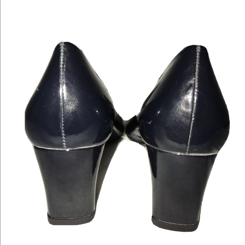 Stuart Weizman midnight blue pumps. - Picture 4 of 7